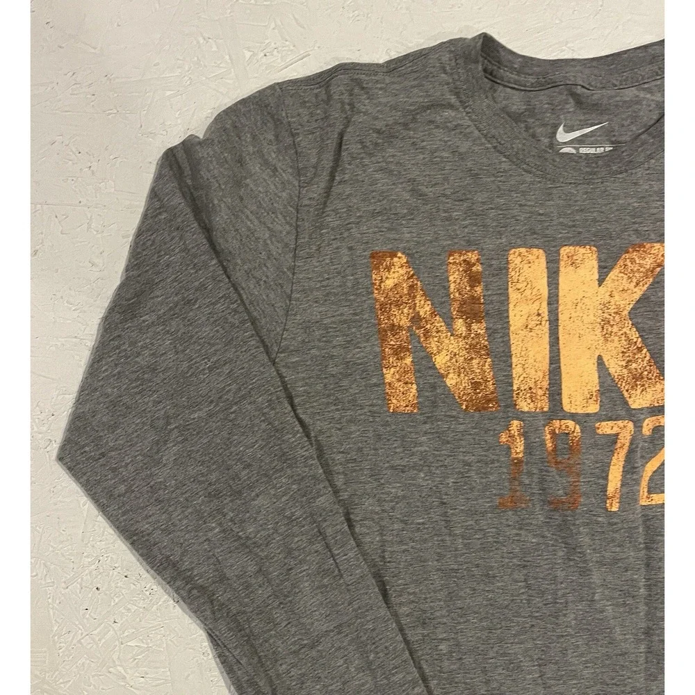 Nike 1972 Long Sleeve Shirt Mens Large Spellout‎ Gray Regular Fit Graphic